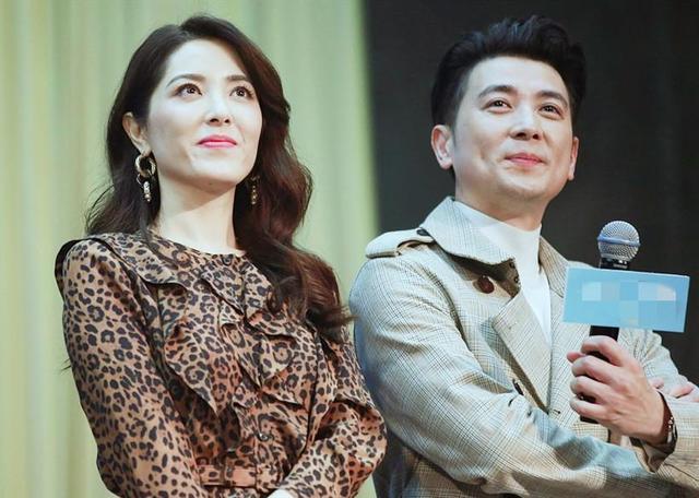 曾黎近照曝光,47岁头顶白发显老态,穿拖鞋逛街,蹲地吃饭无人识