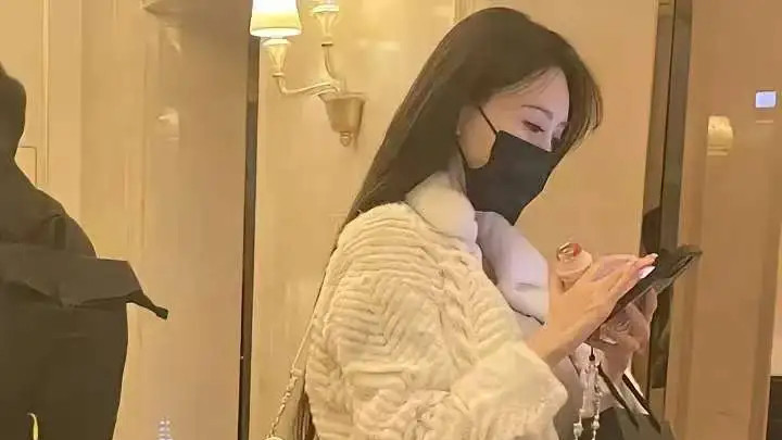 叶珂挺孕肚现身福建，住五星级酒店穿大牌皮草，疑似探班黄晓明