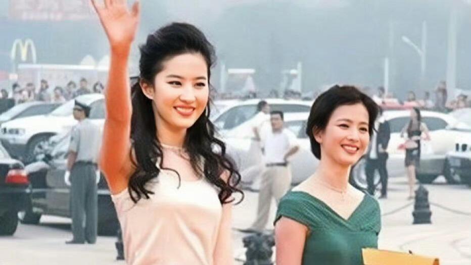 刘亦菲与母亲同框照，好像还是母亲的气质略胜一筹