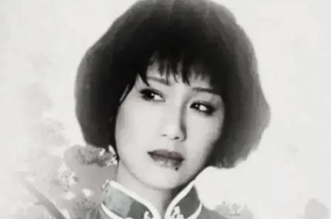 被称为古装第一美人，和知名导演同居27年，却在63去前后悔痛哭