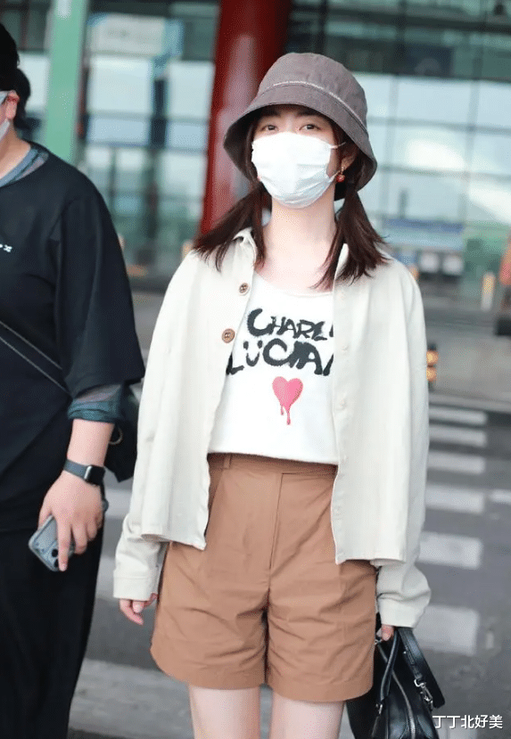谭松韵带火了一种新穿法：短外套+短裤+渔夫帽，时髦洋气又减龄