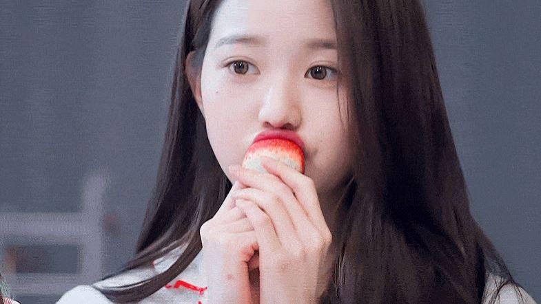 韩国女明星用叉子吃汉堡引热议，网友：张不开嘴？