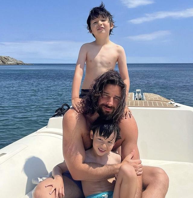 香港名模大儿子9岁生日，五官精致颜值高，两次原谅外籍老公出轨