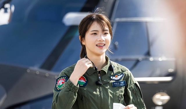 又美又飒!女飞行员徐枫灿生活照曝光,原来她还有这么温婉的一面