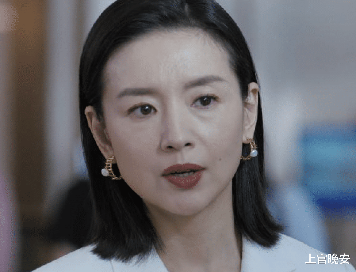 50岁的周迅和44岁的董洁同框，医美脸和天然脸的差别，一目了然