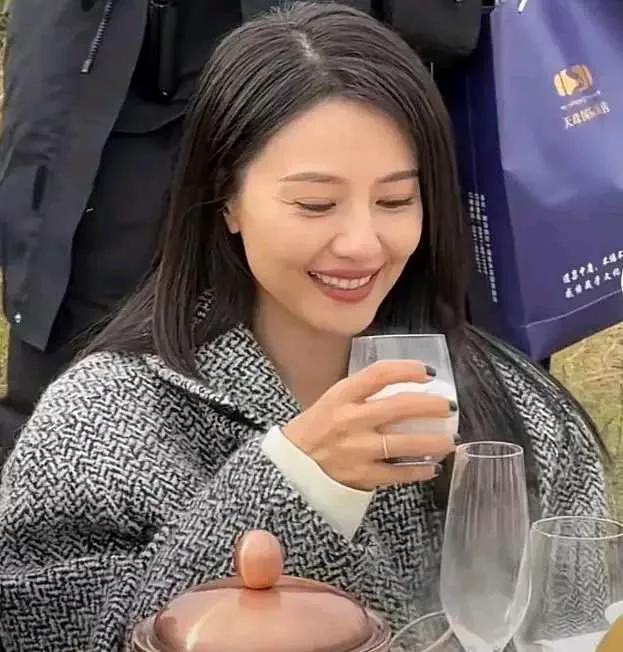 45岁高圆圆颜值下滑,素颜无滤镜状态下差点没认出来