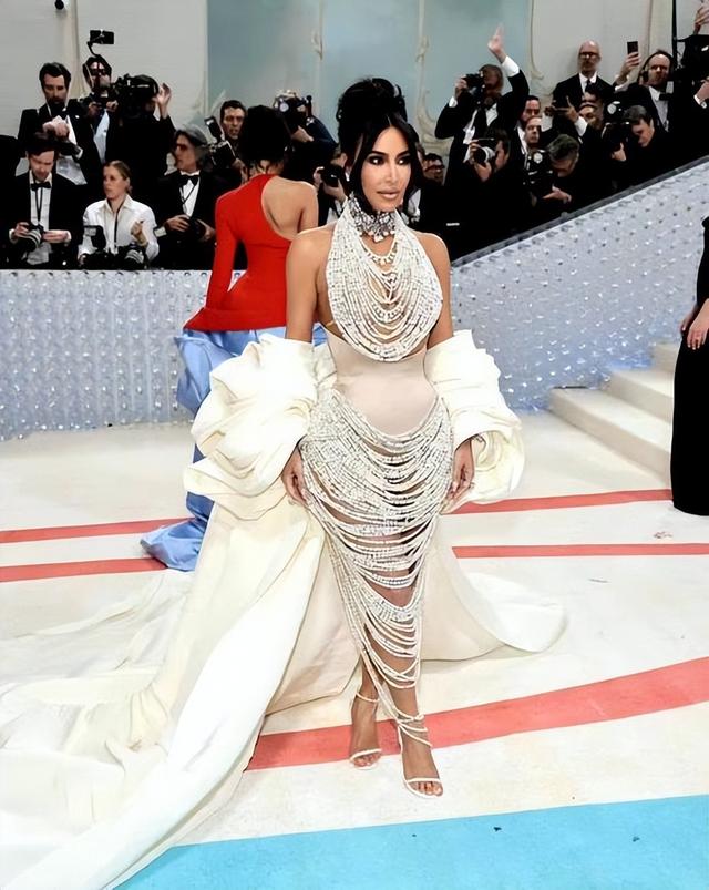 卡戴珊尴尬死了!为博眼球拿珍珠项链当衣服穿!不料撑坏散落一地
