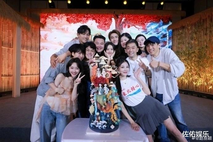 赵丽颖频繁辟谣新恋情，林更新疑隔空再度表白，个性穿搭引争议