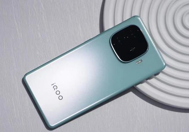 6000mAh+骁龙8s Gen3,跌至1520元,千元“机皇”依然无可撼动