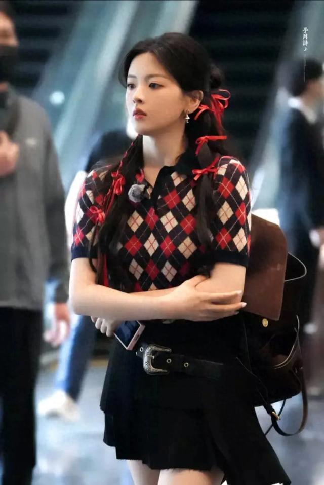 杨超越学院风造型清纯靓丽 红丝带双马尾别致吸睛