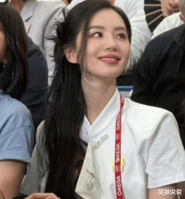 刘诗诗亮相巴黎奥运：侧放长发秀出天鹅颈，生图状态好美!