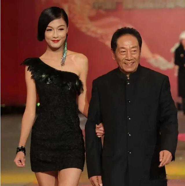 76岁王奎荣最新露面老态龙钟、弯腰驼背,二婚小38岁妻子年轻漂亮