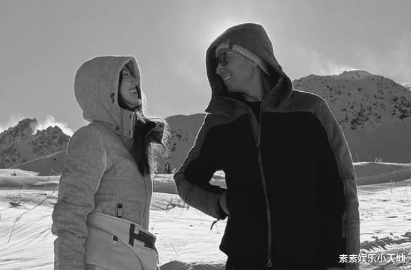 吴千语在雪山上跳舞迎接圣诞，施伯雄牵着她的手，夫妻超浪漫