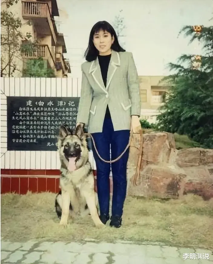 张馨予:晒母亲泳装照,59岁依然黄金三围标准身材宛如青春美少女