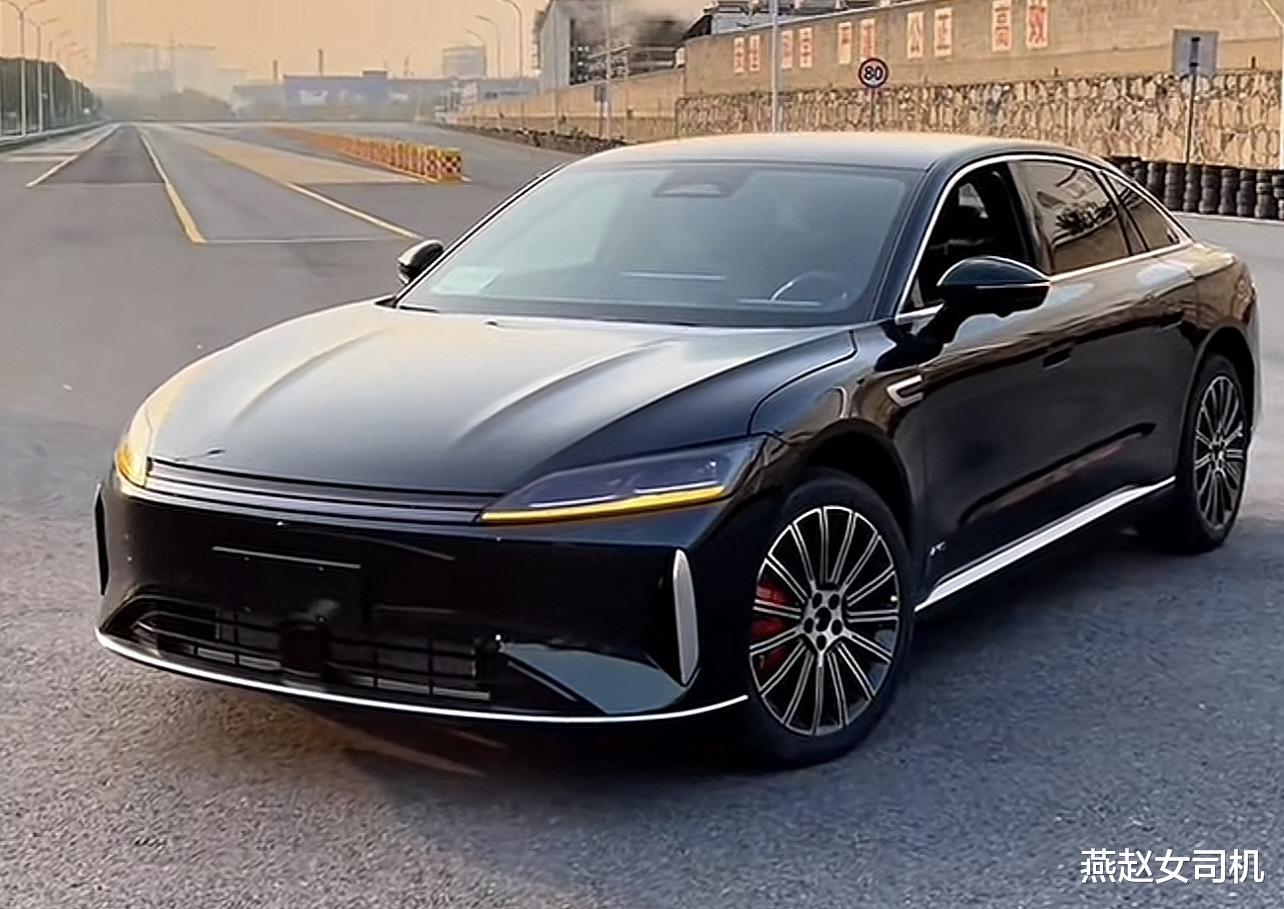 奇瑞风云A9实车曝光，长超5米+行政四座，续航超1500km+CDC底盘