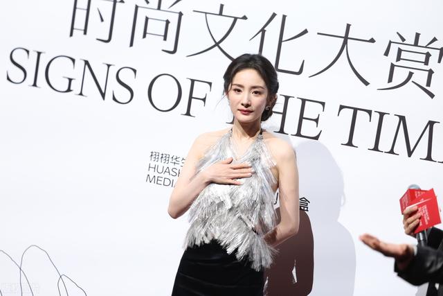 杨幂这身打扮有点硬挤事业线的感觉,还是很有气质的