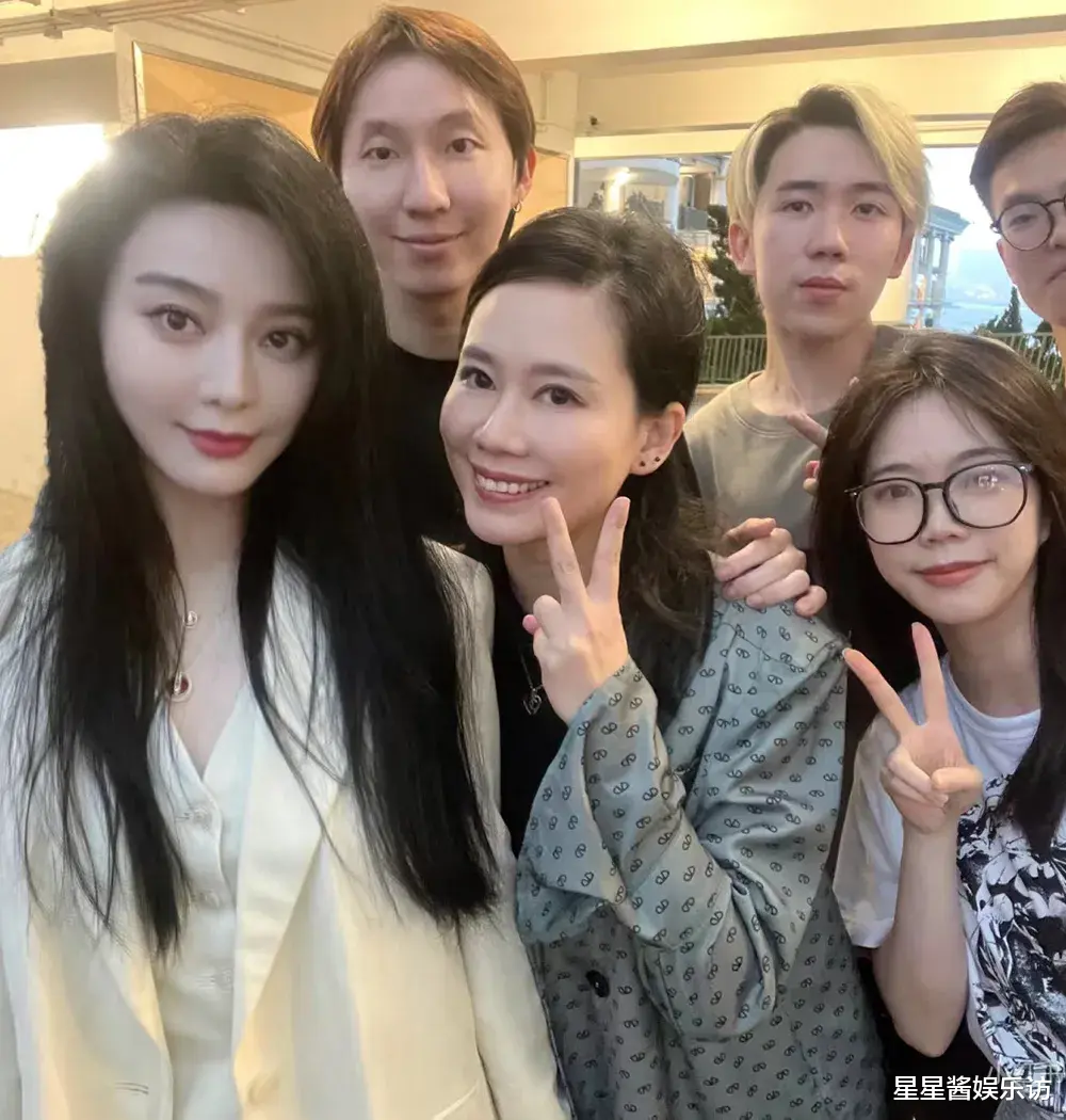 43岁范冰冰香港街头被偶遇，穿真丝西服与粉丝大方合照，人群中美的发光！