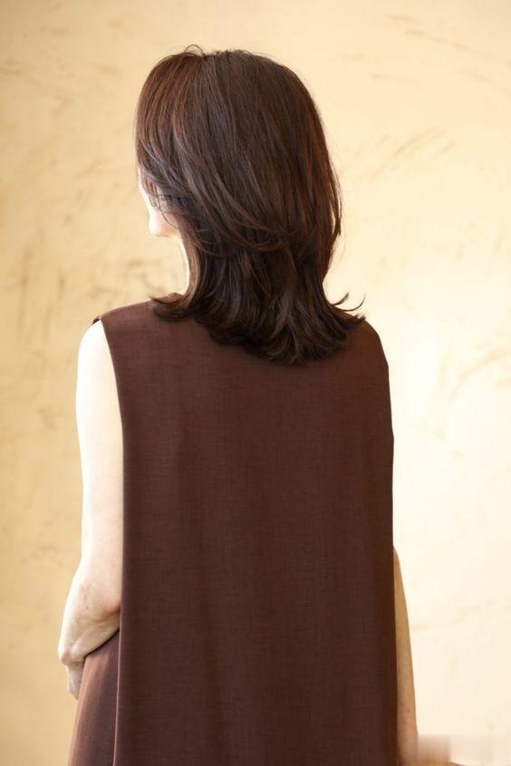 中老年女性别再烫小卷了，这些发型才是最好的选择，不老气显气质