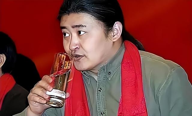 歌王刘欢近况堪忧:嗜酒如命,身患“不死癌症”,年仅60满头白发