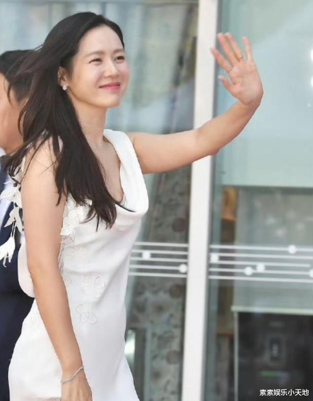 孙艺珍健身房晒美背,和玄彬同步幸福动态,一起为电影事业努力