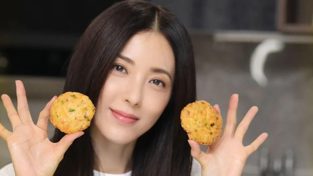 曾黎机场暖心举动，配合小粉丝电话手表合影，展现亲民形象