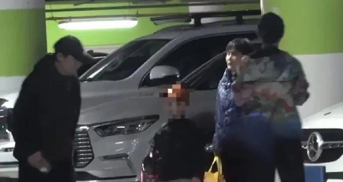 42岁姚笛曝出儿子近照,身高已有140,网友惊呼:怎么长成了这样