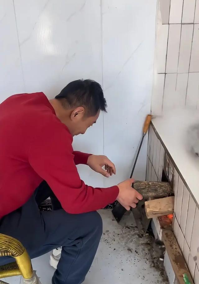 演员郭晓峰在山东老家帮母亲接待亲戚，烧火做饭吃水煮菜，接地气