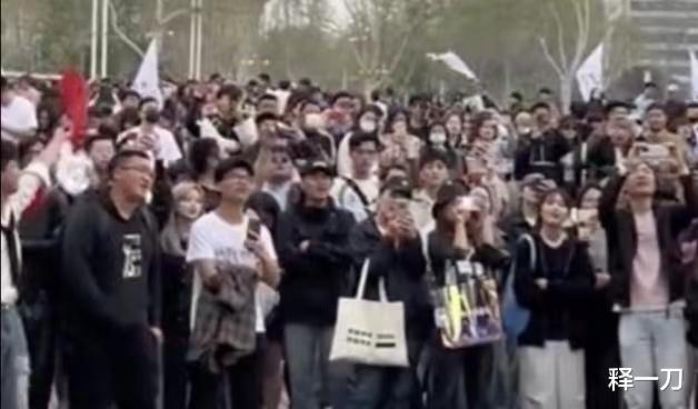 “观众席稀稀拉拉但票没了”,知名歌手济南演唱会上“自曝”!经纪人回应