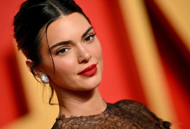 詹娜成“球星收割机”有秘诀,妆容美呆了 布克好好吃回头草?