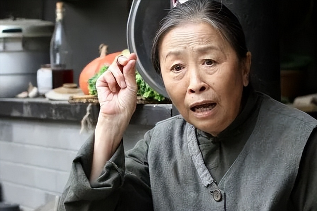 “丑娘”张少华,人丑心更丑,年轻时做恶事,晚年眼中常布满泪水