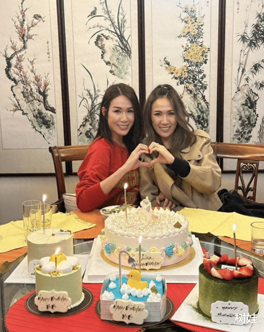 37岁港姐办生日派对，双胞胎姐姐现身庆祝，姐妹长相一样神韵不同