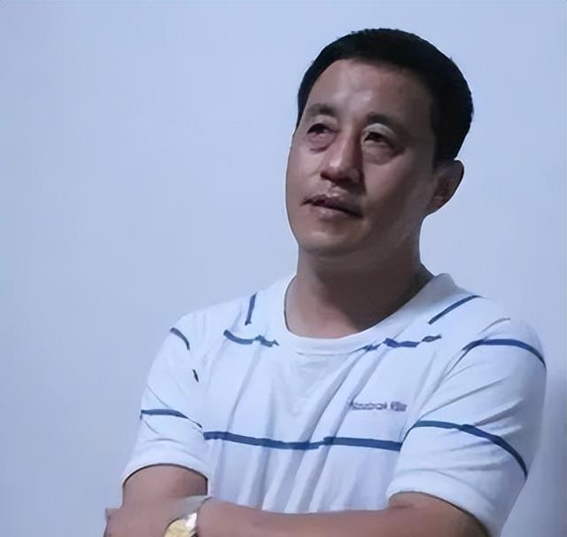 王长贵家服装店开业，娇妻戴大金链子上台发言，苏玉红到场祝贺