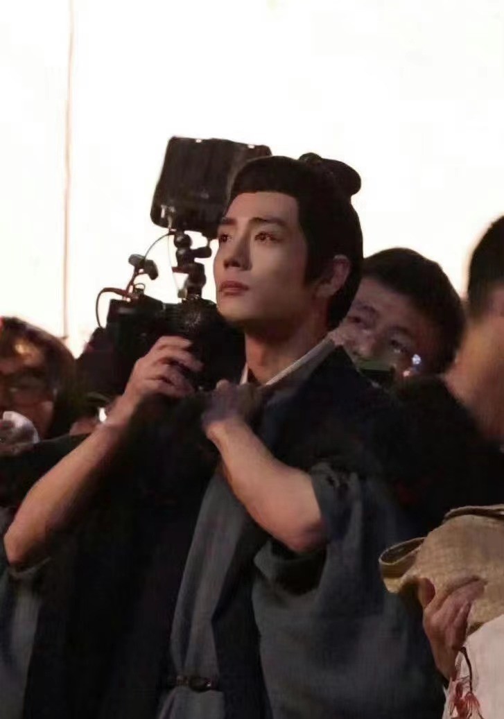 央视亲自点名宣传,肖战新剧首播将至,看到导演名字:收视稳了