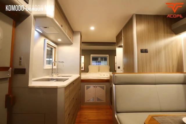 撒贝宁一家端午出游，开388万豪华房车引争议，网友质疑其收入