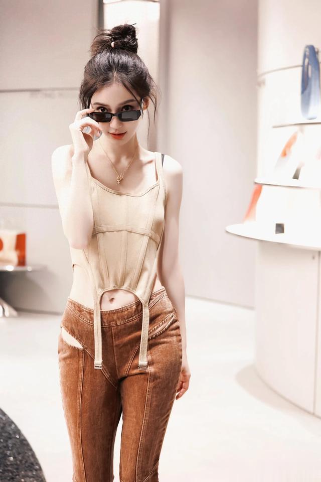 杨颖性感小蛮腰,露脐装