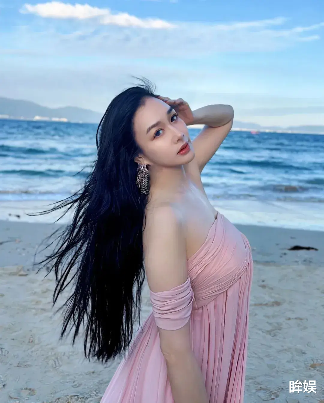 钟丽缇带一家人海边度假，14岁女儿考拉清纯甜美，这颜值不出道太可惜