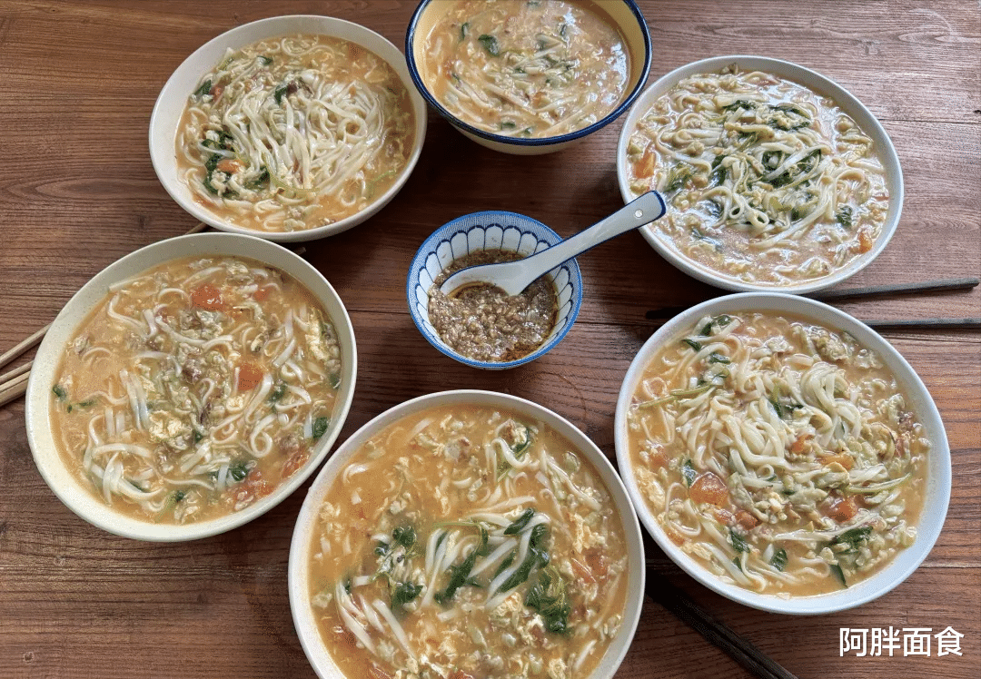 河南一家四口的茄汁面火了，像肉一样香，网友：就喜欢这样的做法