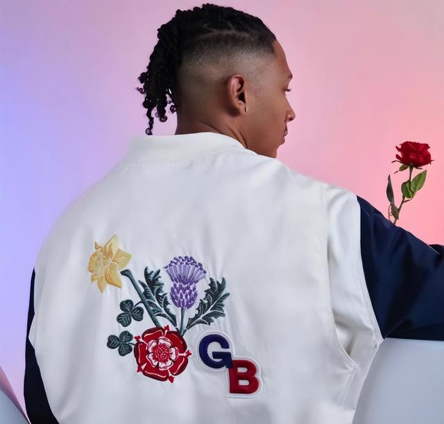 巴黎奥运会变“顶奢秀场”!中国战袍却被全网吐槽,张艺谋赢麻了