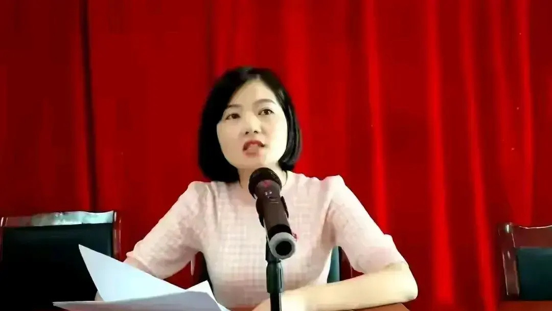 41岁李佩霞家庭情况被扒！离异多年有孩子！行程公开很忙碌！