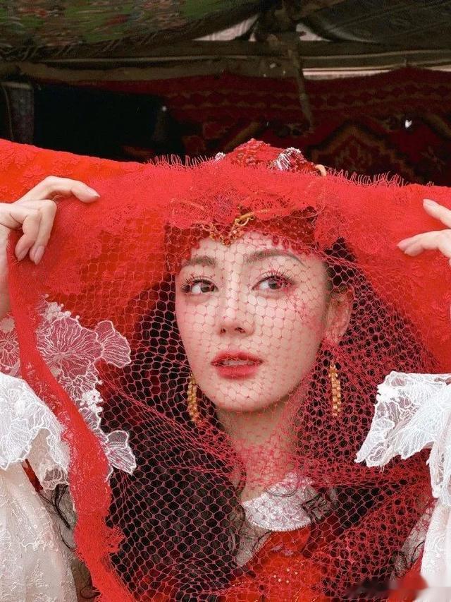 迪丽热巴|太拼了！迪丽热巴春晚意外摔伤骨裂，忍痛完成演出！