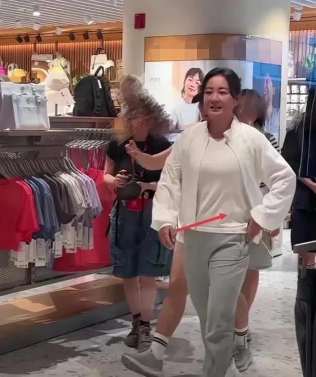 贾玲之后,李雪琴也瘦了三五十斤?照片曝光,摇身一变成了大靓女