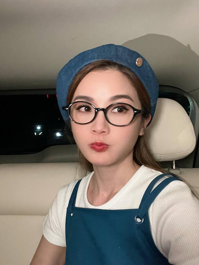 阿Sa|《青春环游记》蔡卓妍青毯造型惊艳亮相 小说作家身份契合度超高!