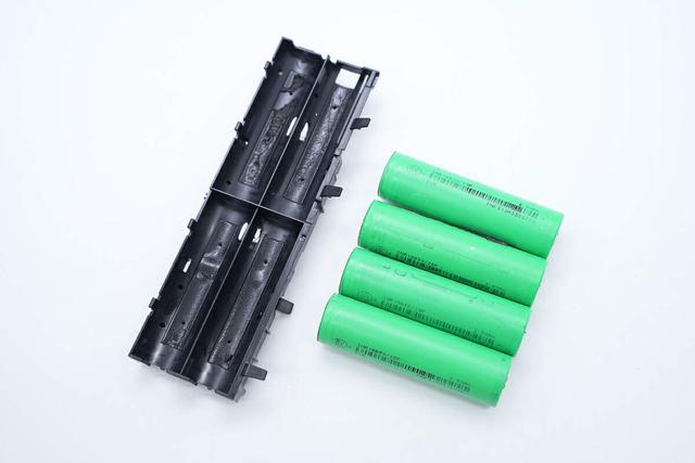 支持65W PD快充和120W小米快充，小米165W自帶線充電寶拆解