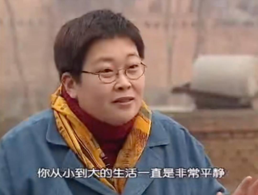 59岁央视主持张越现状:鼻孔外翻身形暴瘦,与土狗为伴,不敢认