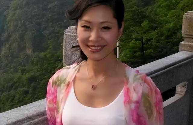 57岁于文华现状:住农村简陋房裙子拖地喂土狗,曾遭前夫背叛