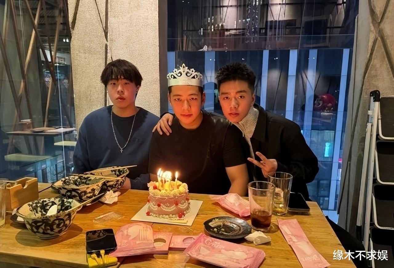 郭涛晒照为儿子庆生，买3999元豪华蛋糕，17岁石头越长越像爸爸！