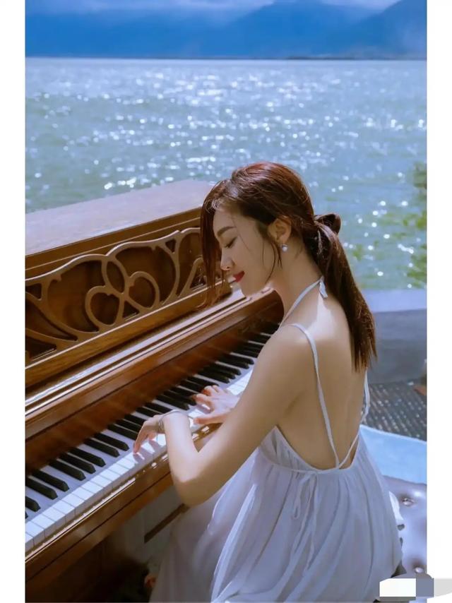 玖月奇迹王小玮也有“饱满身材”，真空穿丝绒连体裤，气质太惊艳