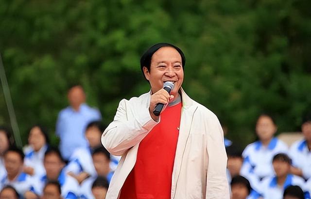 牛群|牛群：连上春晚却不甘现状，当副县长引起争议，如今怎么样了？