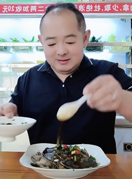 网红“新蔡骨头哥”去世，生前常吃甲鱼惹争议，大口吃廉价大骨头
