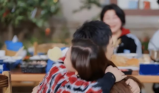 老舅宝石父亲节晒一家大合照,妻子酷似张柏芝,10岁儿子卷发帅气